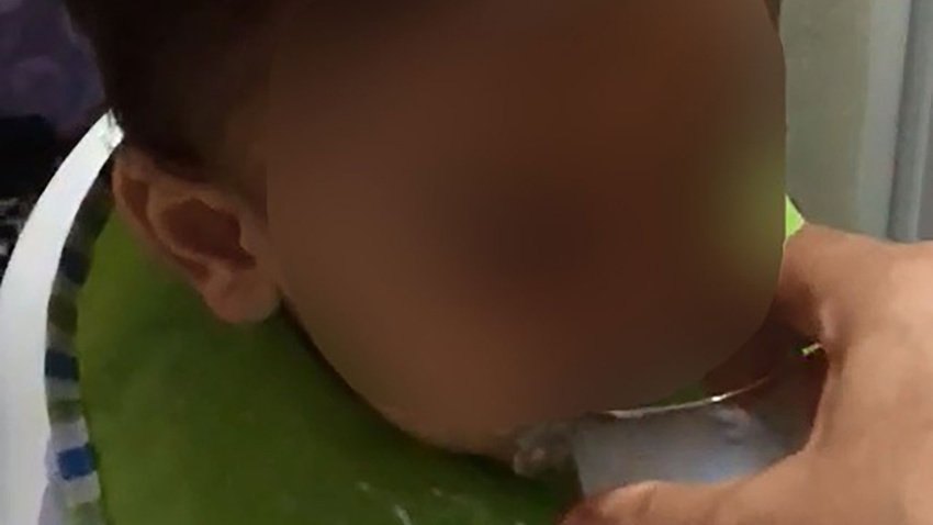 2.5 yaşındaki çocuğa rakı içirdiler!