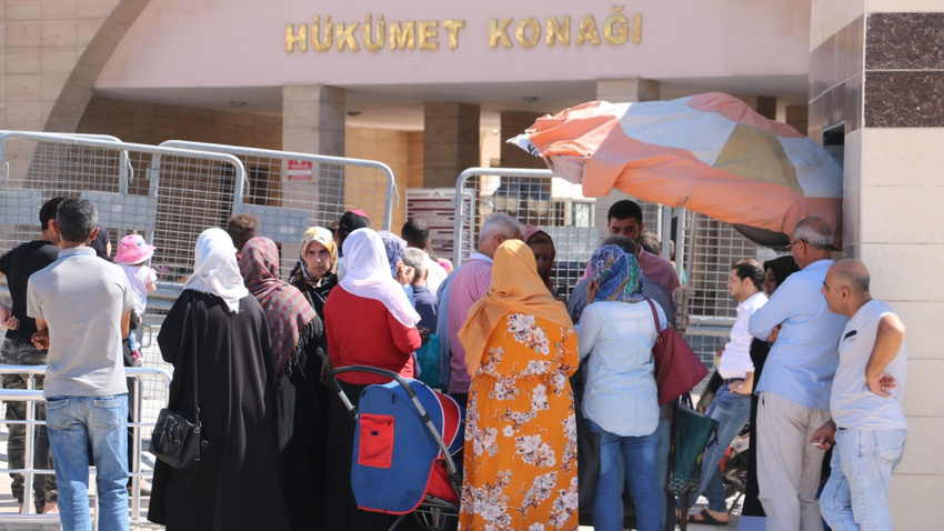 Haberi duyan Suriyeliler valilik binasına koştu