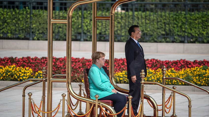 Angela Merkel marş okunurken ayağa kalkamadı