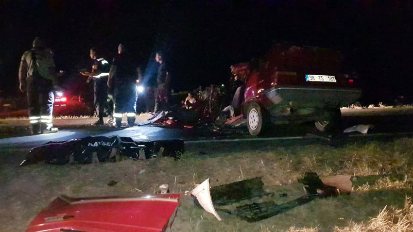 Kamyonun altına giren otomobil hurdaya döndü: 1 ölü, 1 yaralı