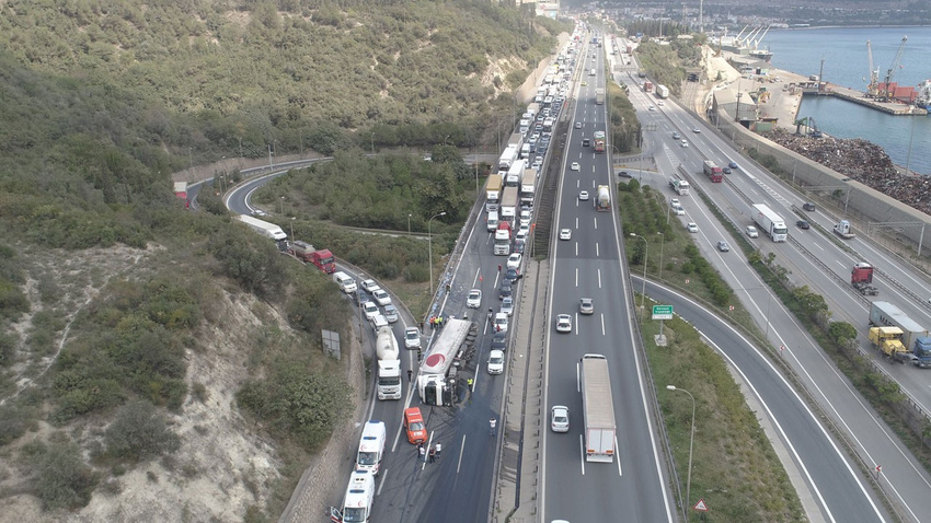 Tır devrildi, kuyruk 5 kilometreyi buldu