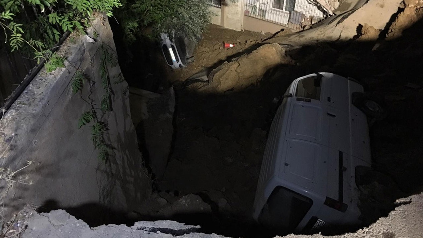 İzmir'de istinat duvarı büyük gürültüyle çöktü