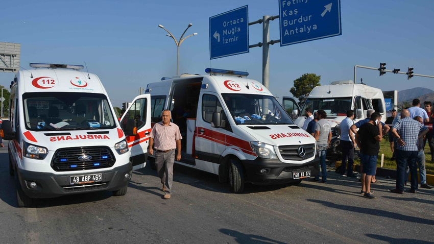 Ölüm kavşağında yine kaza: Çok sayıda öğrenci yaralı