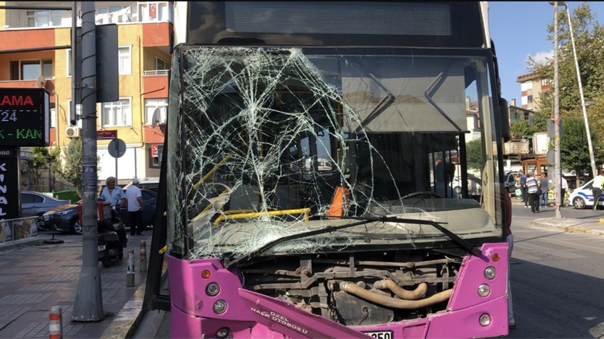İstanbul'da halk otobüsü 4 araca çarptı: 7 yaralı
