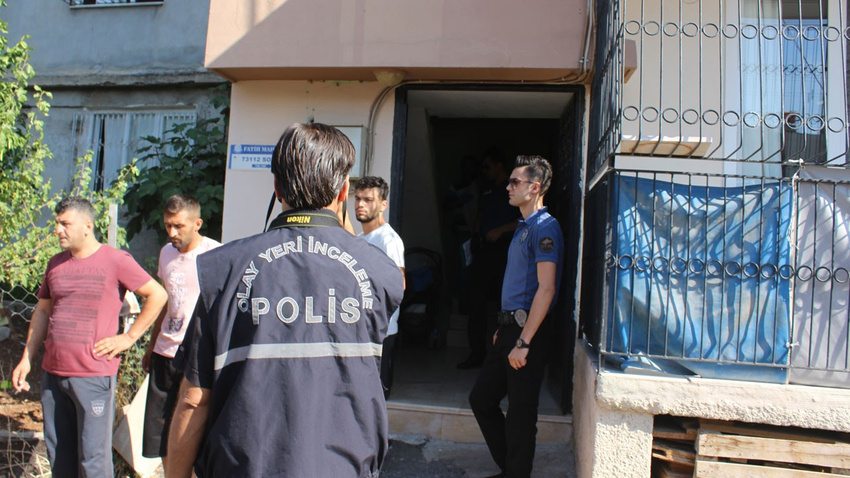 Ablasını 20 yerinden bıçaklayıp öldürdü