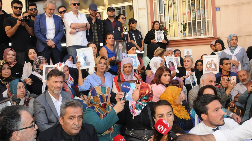 Sanatçılardan Diyarbakır annelerine destek