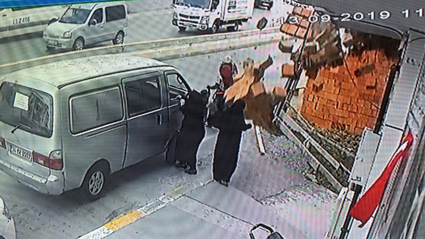 Kucağında bebek ile saniye farkıyla kurtuldu