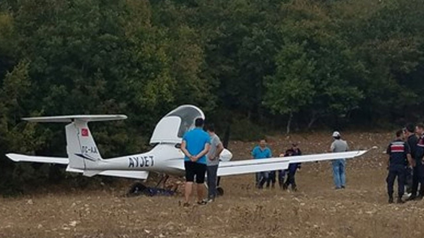 Eğitim uçağı tarlaya acil iniş yaptı