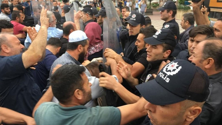 Eylem yapan pazarcılara biber gazlı müdahale