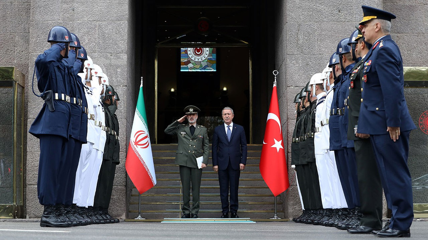 Bakan Akar İran Savunma Bakanı ile görüştü