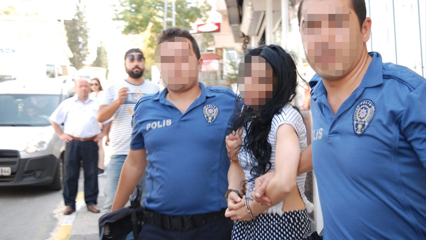 Şiddete dayanamadı, bıçaklayıp polisi bekledi!
