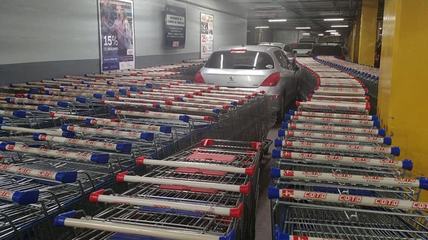 Aracını yanlış yere park eden sürücüye market çalışanlarından sürpriz