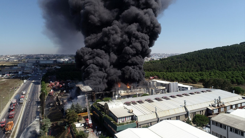 Meteoroloji o iddialara noktayı koydu!.. Tuzla'daki yangın sırasında gökyüzüne karışan kimyasallar...
