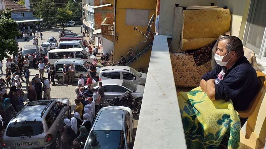 Kendisine böbreğini veren oğluna son bakış