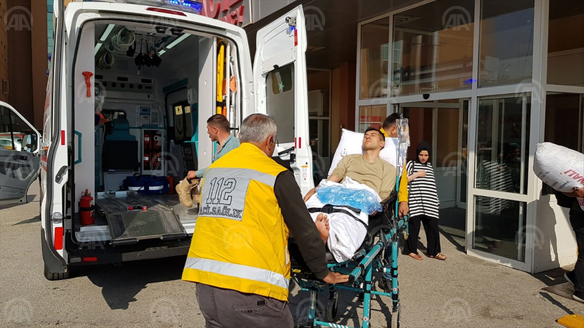 Askerlerin olduğu yere yıldırım düştü: 2 yaralı