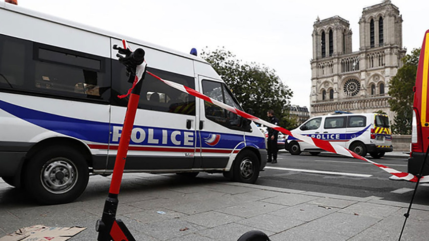 Paris'te polis merkezine saldırı: 4 ölü!