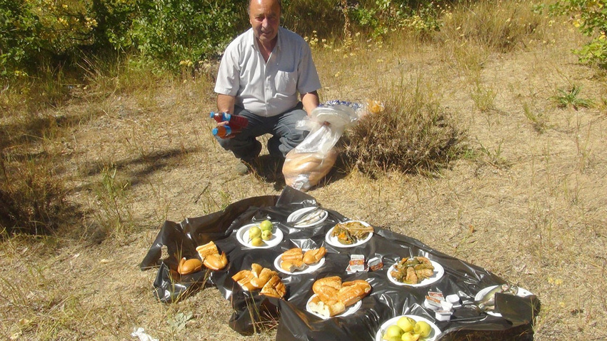Ayılar için her hafta sofra kuruyor!