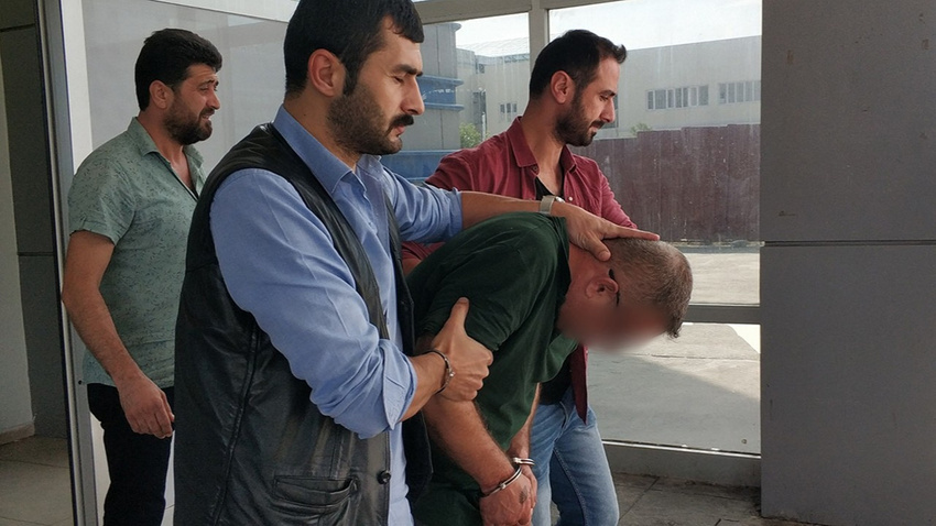 Kavga edenleri bıçaklayarak ayırdı!