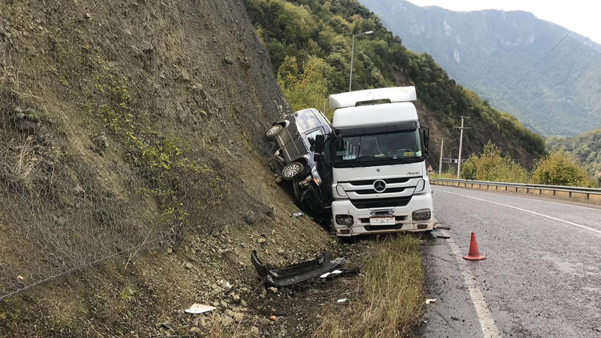Karabük'te tırın çarptığı araçtan mucize kurtuluş!