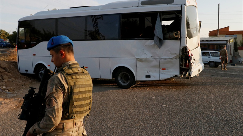 Jandarmaları taşıyan otobüsle tır çarpıştı: 1 şehit 14 yaralı