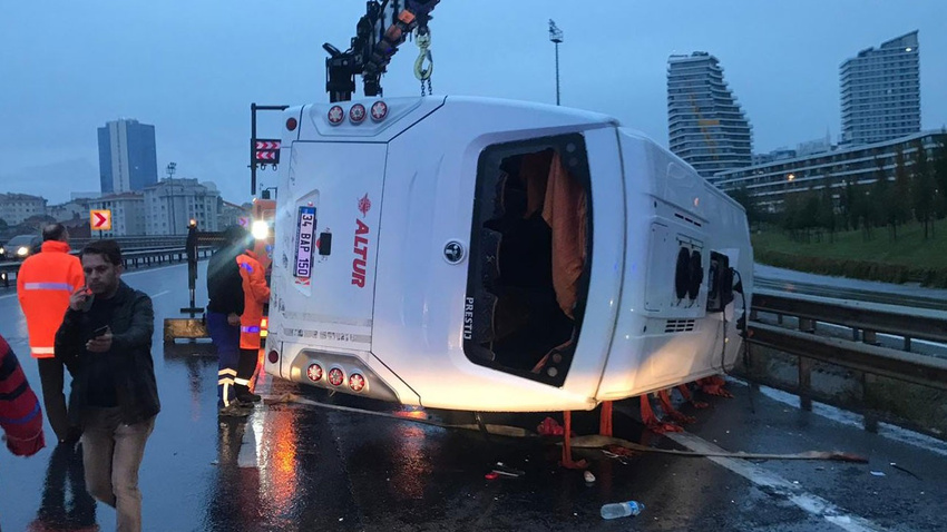İstanbul'da servis aracı devrildi!.. Çok sayıda yaralı var!