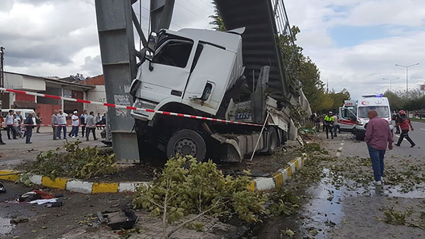 Pamukova'da TIR durağa daldı! Ölü ve yaralılar var