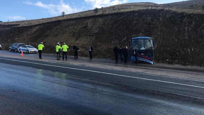 Mahkumları taşıyan araç devrildi!.. Yaralılar var!