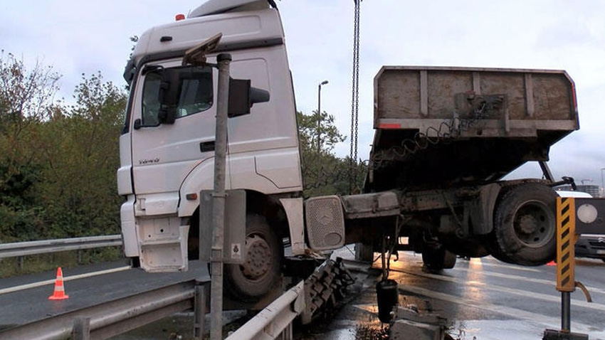 Çarptığı bariyerde asılı kaldı