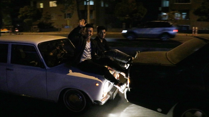 İtmeye ne gerek var! Yakıtı biten otomobili böyle yürüttüler