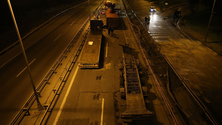 İstanbul'da tır devrildi!
