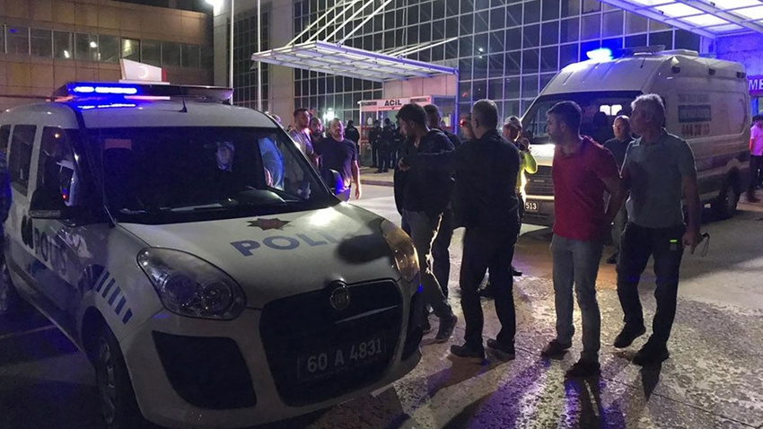 Hastane önünde silahlı çatışma: 1 ölü, 3 ağır yaralı