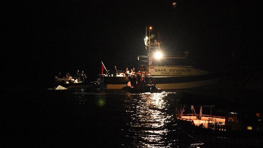 Bodrum'da mülteci botu battı! 3 kişi aranyor
