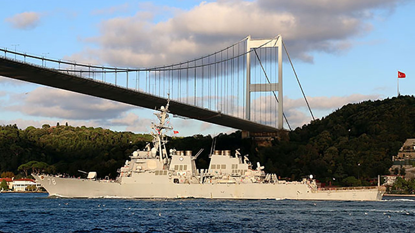 ABD savaş gemisi Boğaz'dan geçti