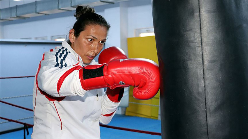 Boksta bir gümüş madalya da Elif Güneri'den