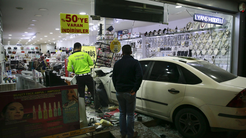 Başkentte kaza yapan otomobil iş yerine girdi