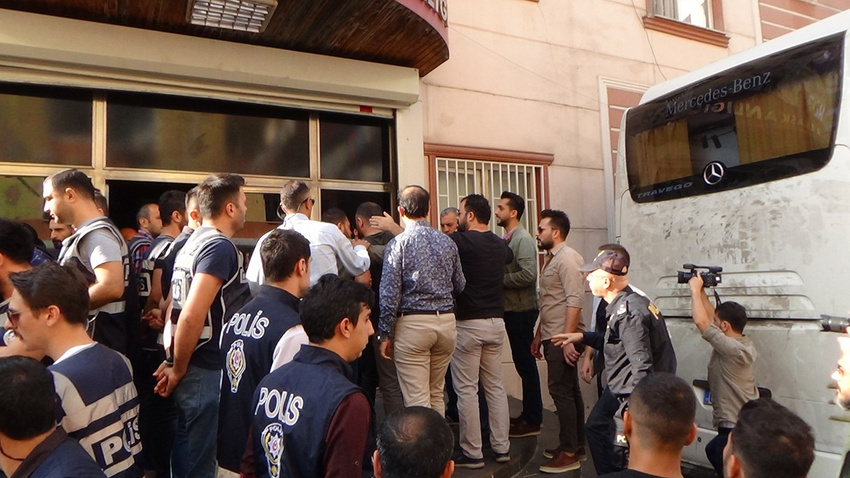HDP, annelerin eylemini otobüsle engellemeye çalıştı
