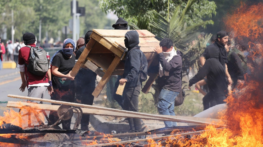 Metro zammından sonra Şili... Yağma, protesto... Ölenler var