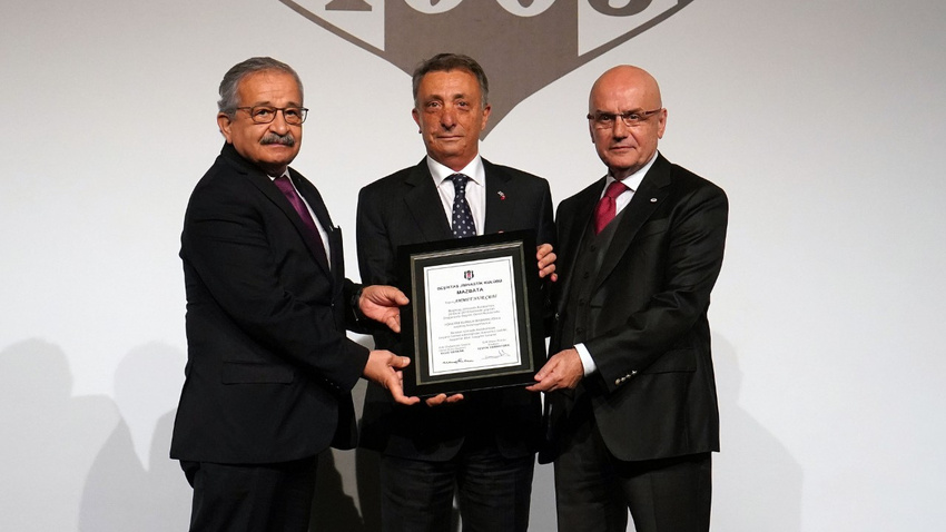 Ahmet Nur Çebi mazbatasını aldı