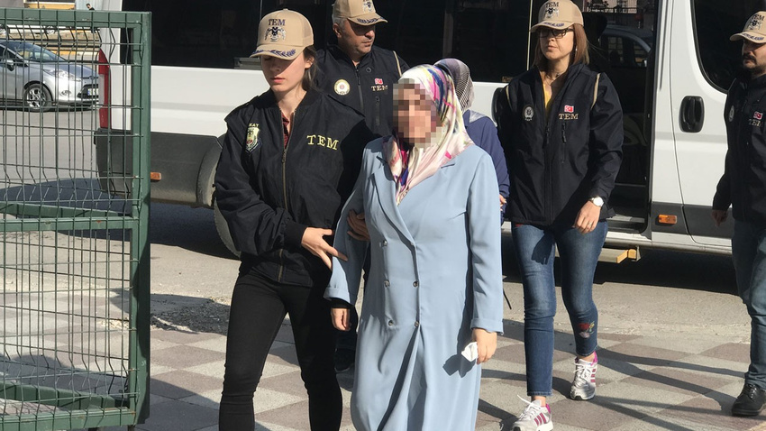 FETÖ şüphelisi kadın dolaptaki gizli bölmede yakalandı