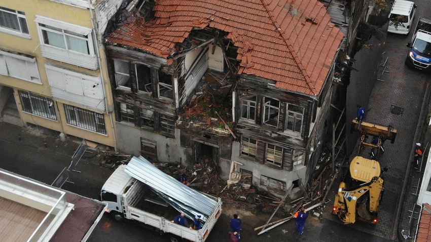 Üsküdar'da yağış nedeniyle ahşap bina çöktü