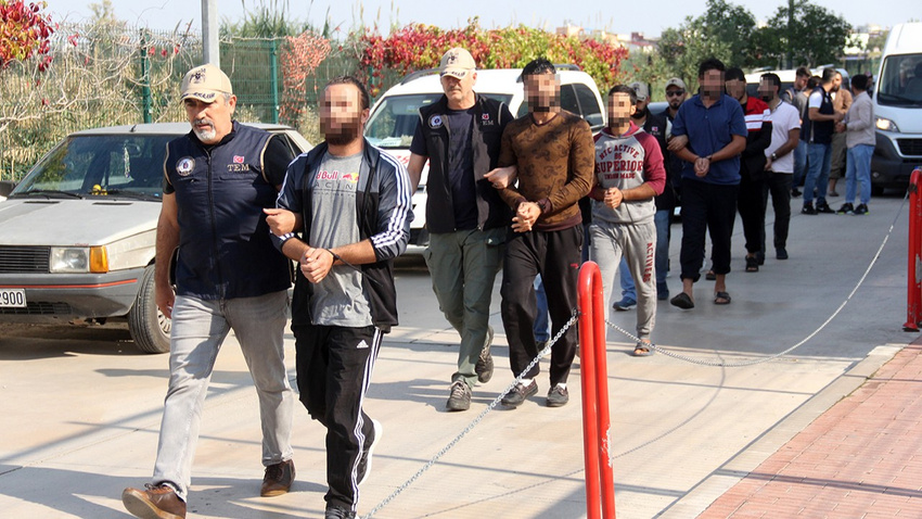 10 DEAŞ'lı turistik yerlerde keşif yaparken yakalandı!