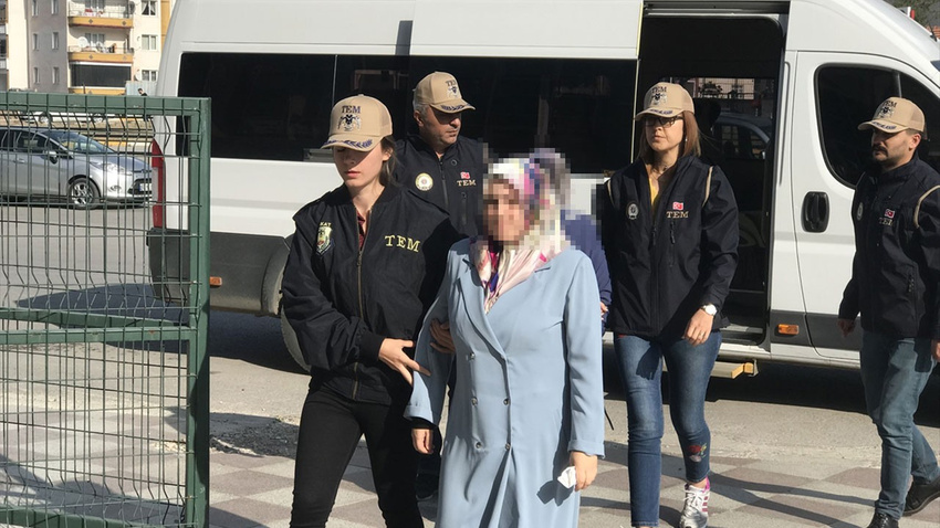 FETÖ şüphelisi kadın gizli bölmede yakalandı