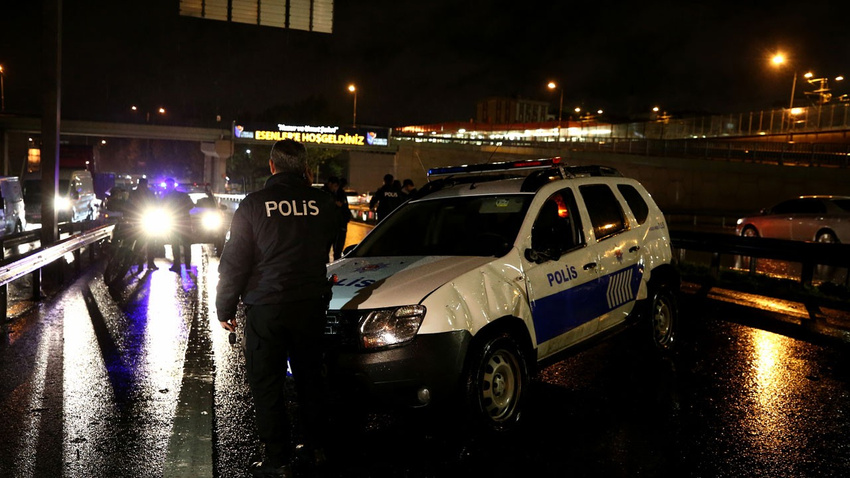 Bayrampaşa'da polis aracı takla attı