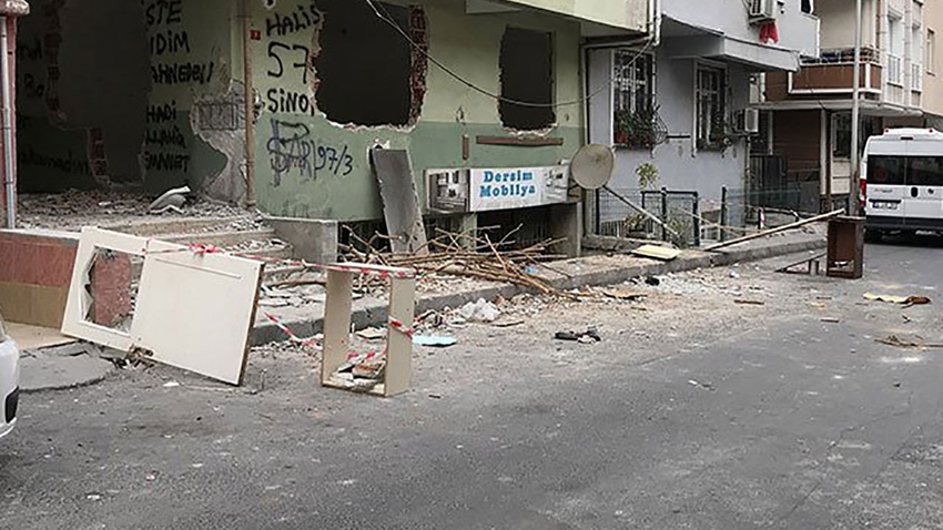Yıkılmak üzere olan binaya dolaplı, kapılı, komodinli önlem!