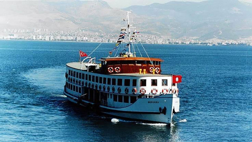 İstanbul Boğazı trafiğe yeniden açıldı