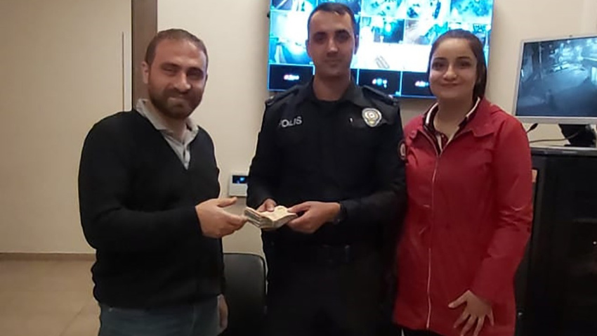 Gaziantep'te bir lise öğrencisi yolda bulduğu 17 bin 950 lirayı sahibine teslim etti