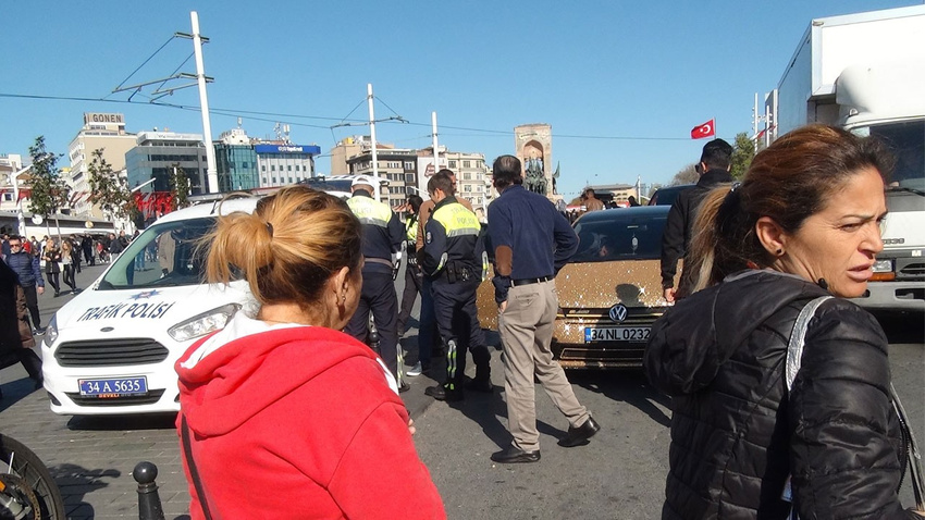 Yer: Taksim... Gören telefonuna sarıldı!