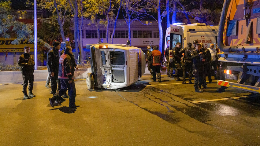 Başkent'te minibüs çarptığı polis aracını devirdi!