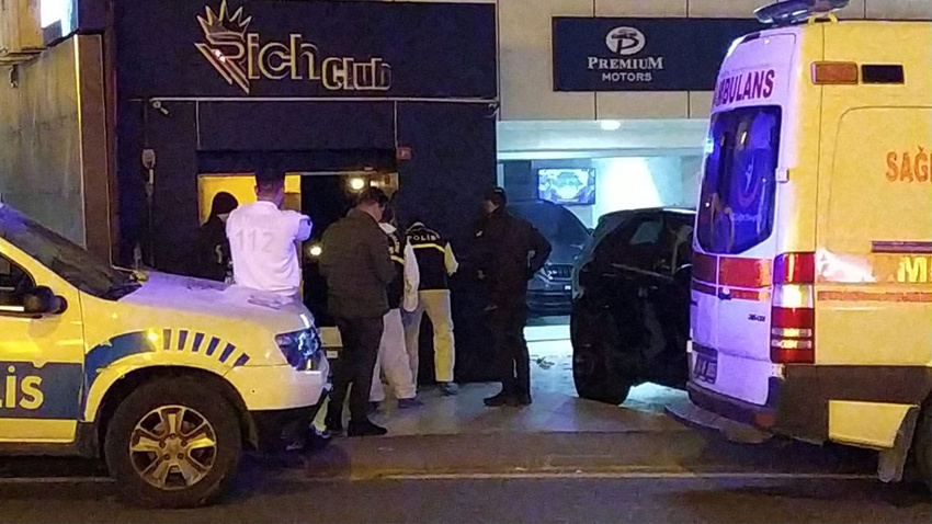İstanbul'da sır ölüm!.. Cansız bedenini gece kulübünde oğlu buldu!