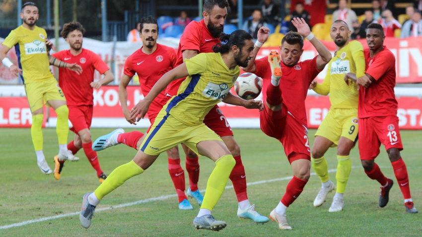 TFF 1. Lig'de Menemenspor - Ümraniyespor maçında kural hatası
